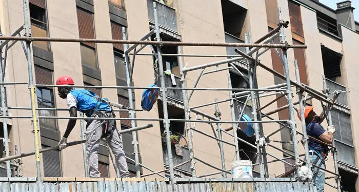 Caldo, sindacati all’attacco: “Sopra i 35 gradi bisogna fermare i cantieri. Si rischiano infortuni e malori”