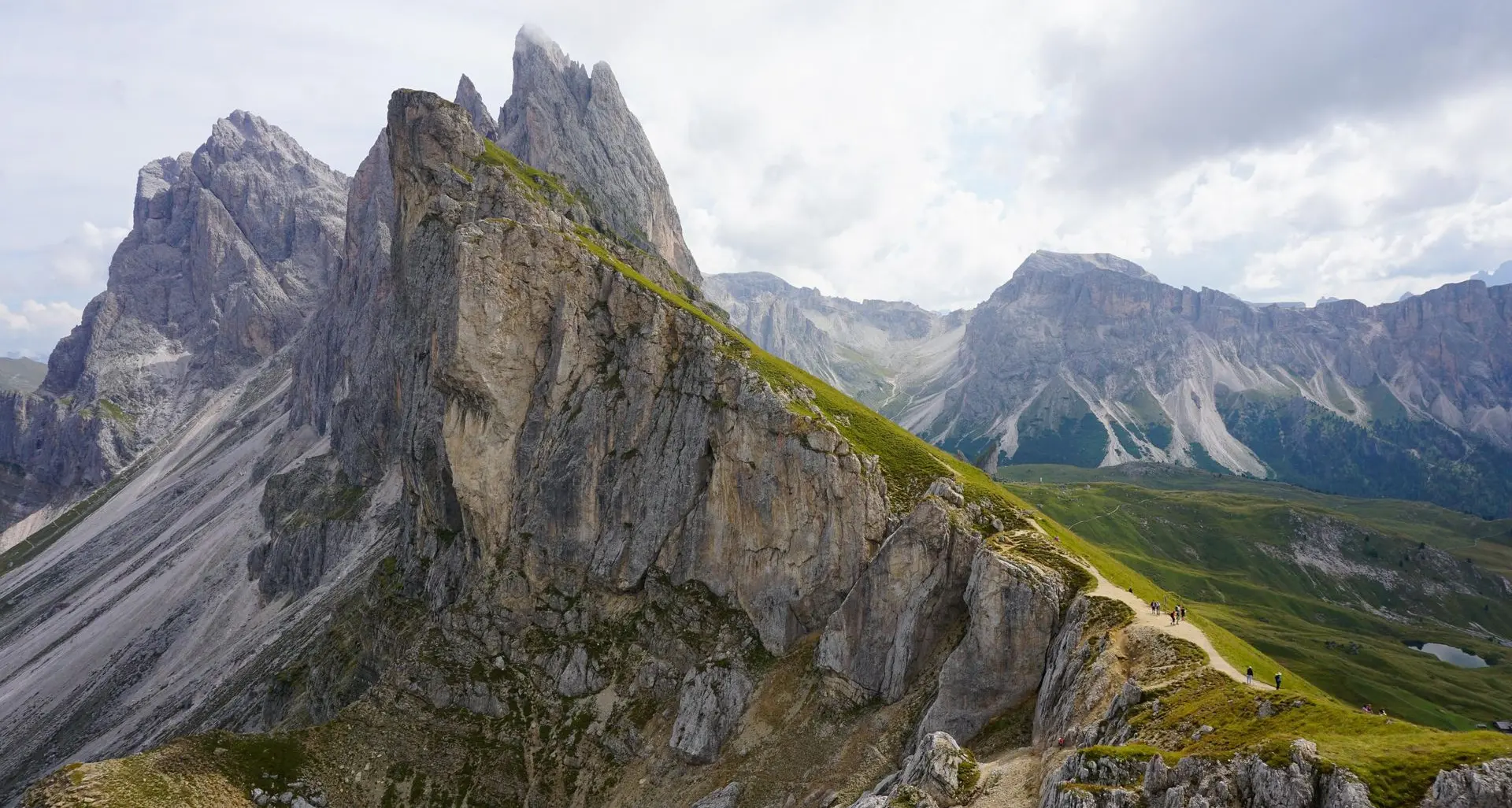 Precipita dalla Forcella Pana sul Seceda, muore un alpinista