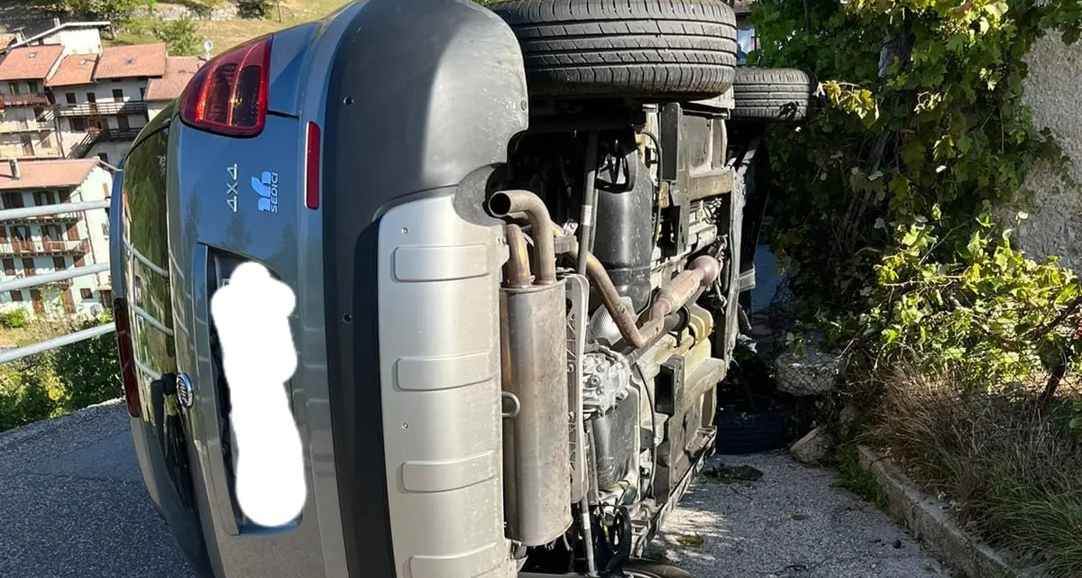 Terragnolo: malore del conducente, la macchina si schianta su una casa e si ribalta