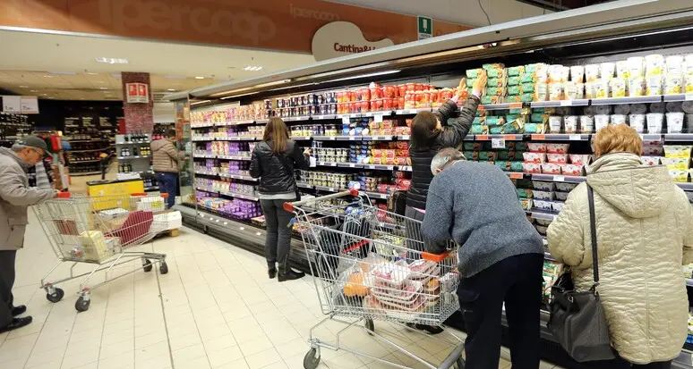 Allarme prezzi: alimentari su del 25% in meno di 4 anni