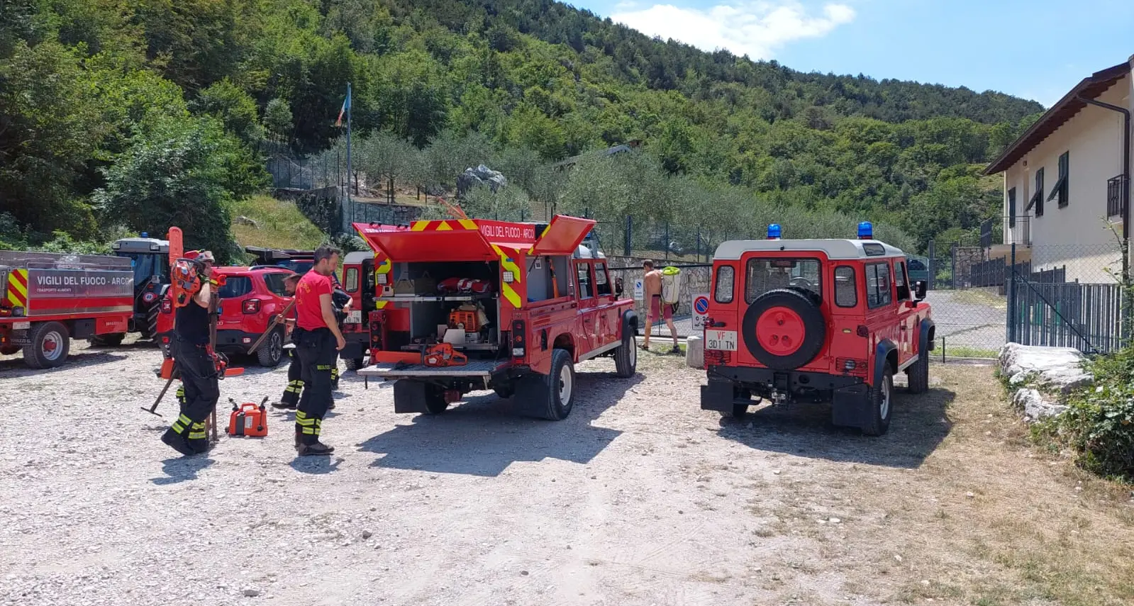 Incendio a Nago, un nuovo focolaio nella mattina. In azione elicottero vigili del fuoco