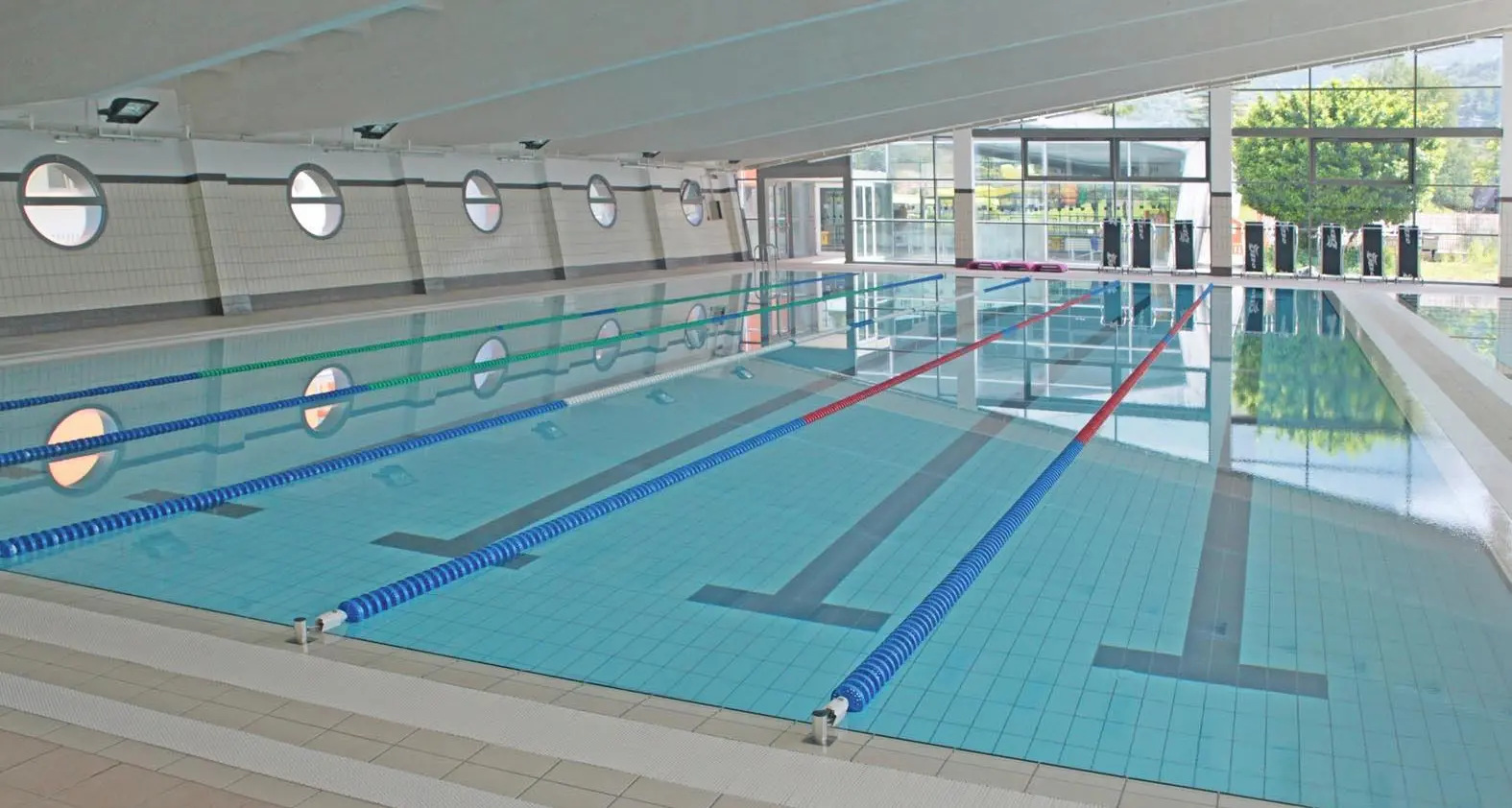 Doccia in piscina con temperature impazzite: acqua gelida o bollente, la ditta incaricata a risolvere non interviene