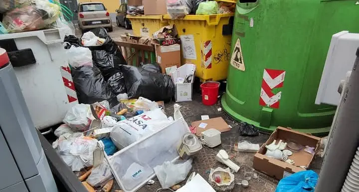 Ala, la protesta dei cittadini esasperati dalle montagne di rifiuti nelle «isole ecologiche»