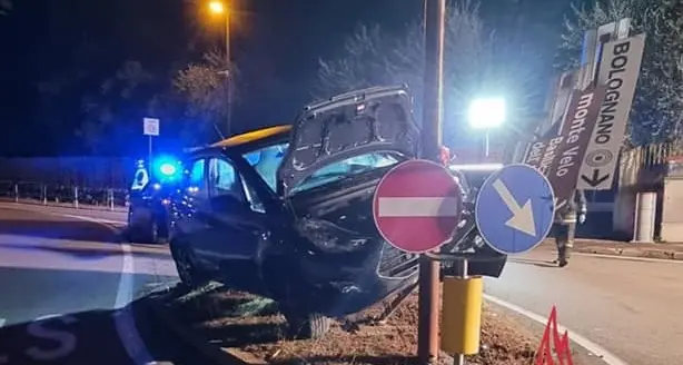 Centra la rotatoria di Bolognano alle 4 di notte: uno sconquasso