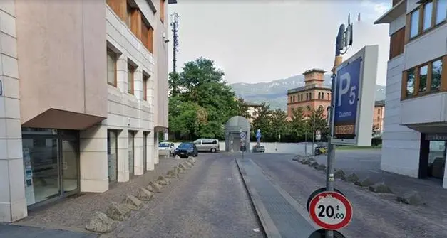 Parcheggio Duomo in Lungadige: vigilanza notturna, ci sono troppi senzatetto