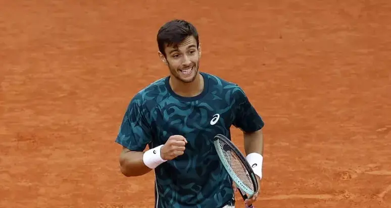 Montecarlo: Musetti batte De Minaur e vola in finale