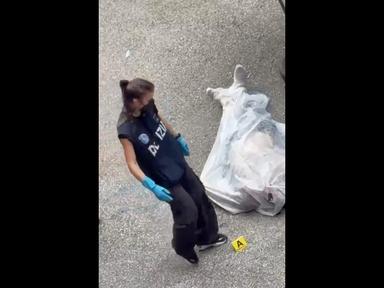 Uomo disteso a terra con sangue visibile, scene di un intervento di polizia, quartiere urbano