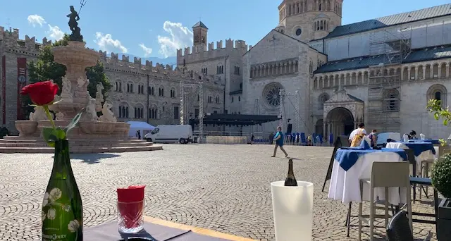 Stasera Francesco De Gregori live in piazza Duomo a Trento (e chi vuole bere qualcosa al bar, deve pagare il biglietto)