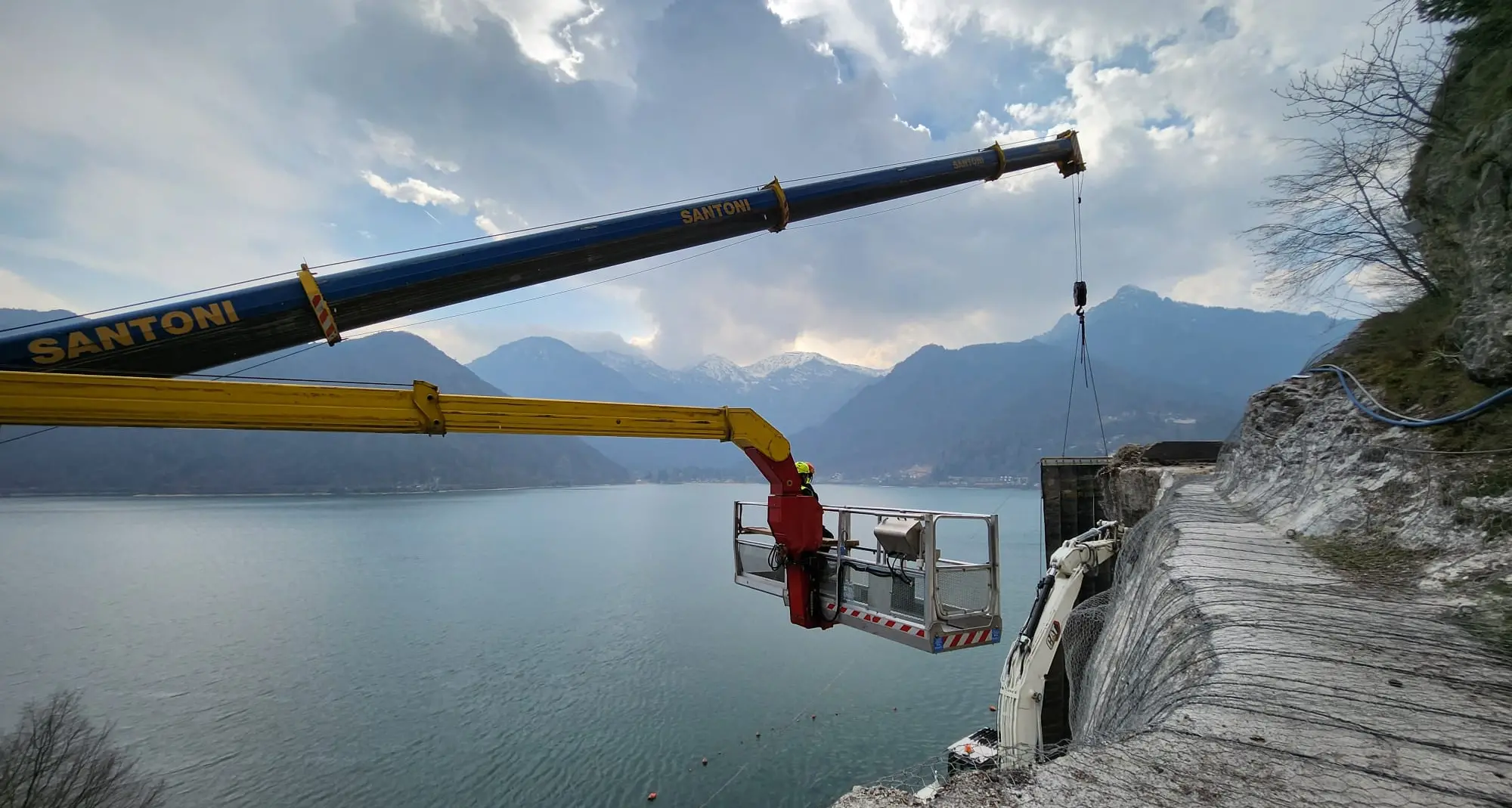 Ledro, a Mezzolago si lavora alla frana, utilizzando mezzi telecomandati, perché troppo pericoloso per gli operai