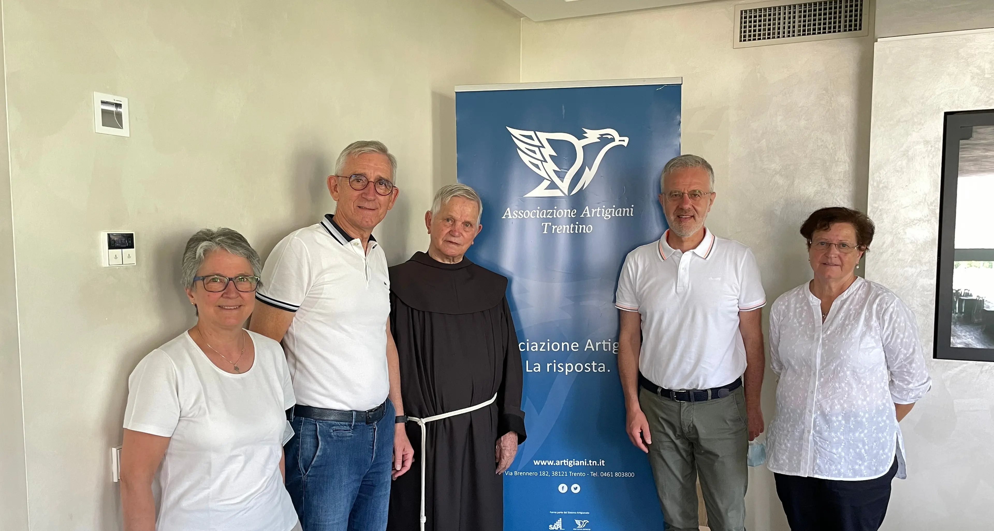 Padre \"Pachi\" visita l'Associazione degli artigiani per un progetto legato al fotovoltaico da esportare in Perù