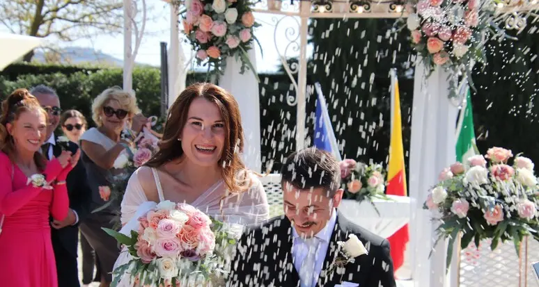 Lei diventa un uomo, lui una donna: si sposano a Recanati