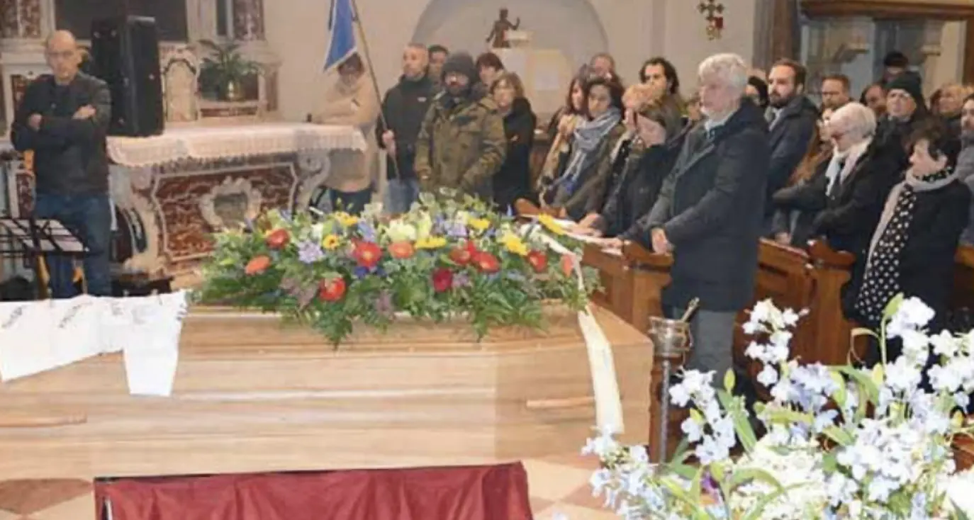 Una grande folla per l'addio a Alessandro Guido, il medico di base morto a 37 anni
