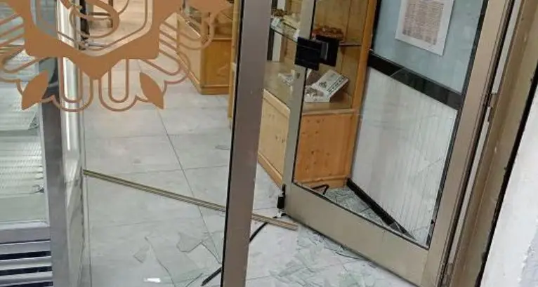 Vetrina rotta alla pasticceria siriana, il titolare: «Più un dispetto razzista che un tentato furto»