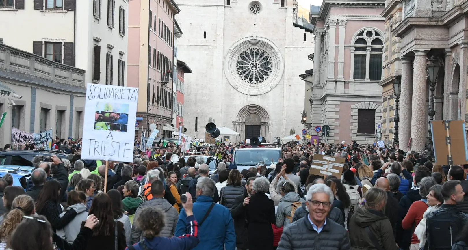 Nuova protesta contro il green pass obbligatorio per lavorare: “Non molleremo mai”
