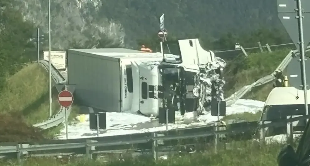 Camion si ribalta sulla SS47: ferito il conducente di 44 anni