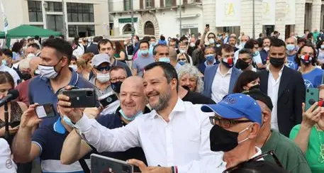 Salvini: \"Farò il vaccino nei prossimi giorni, demenziale obbligare i 15enni a farlo\"