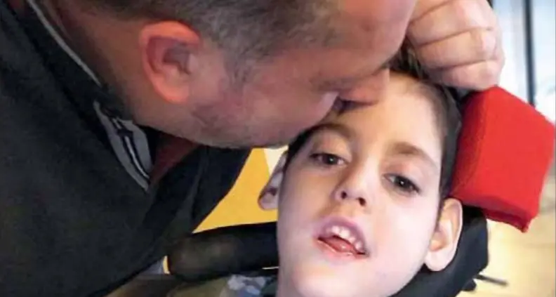 Folla per l’addio a Paolin, il bimbo di 10 anni colpito da una malattia genetica: “Ora che puoi salta e gioca”