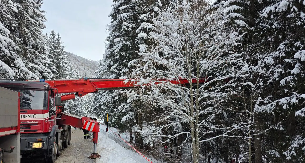Val di Sole, un’auto finisce nel dirupo: miracolato il conducente