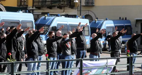 Saluti romani per la commemorazione di Mussolini al lago di Como