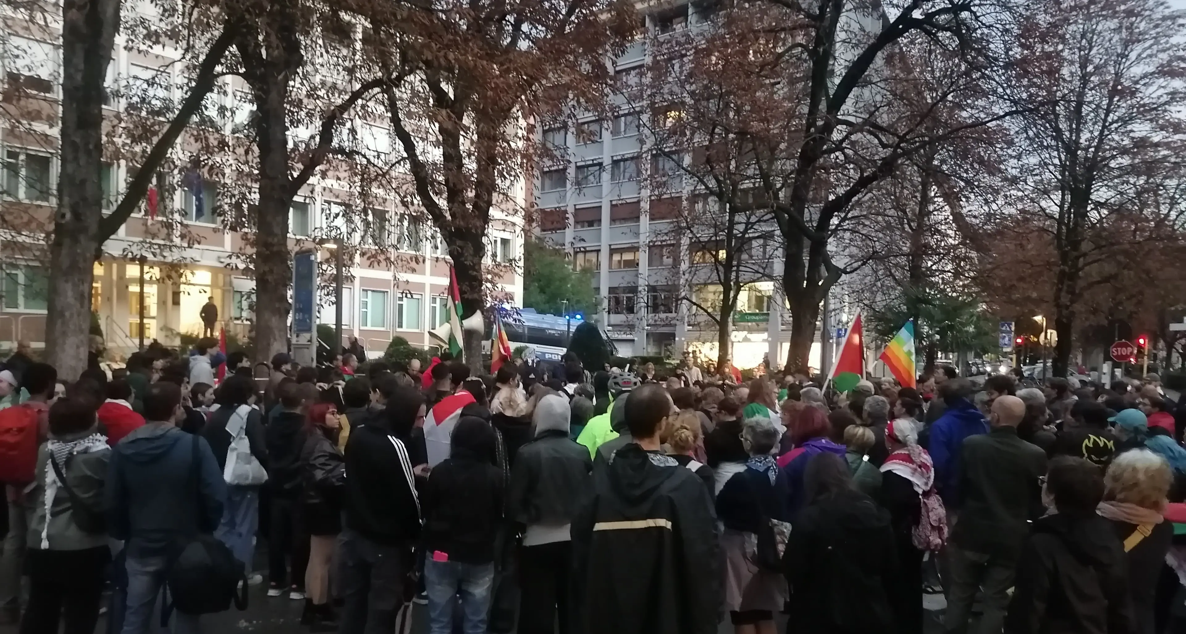 Trento, manifestazione davanti al Commissariato del governo contro l’attacco alla Global Sumud Flotilla