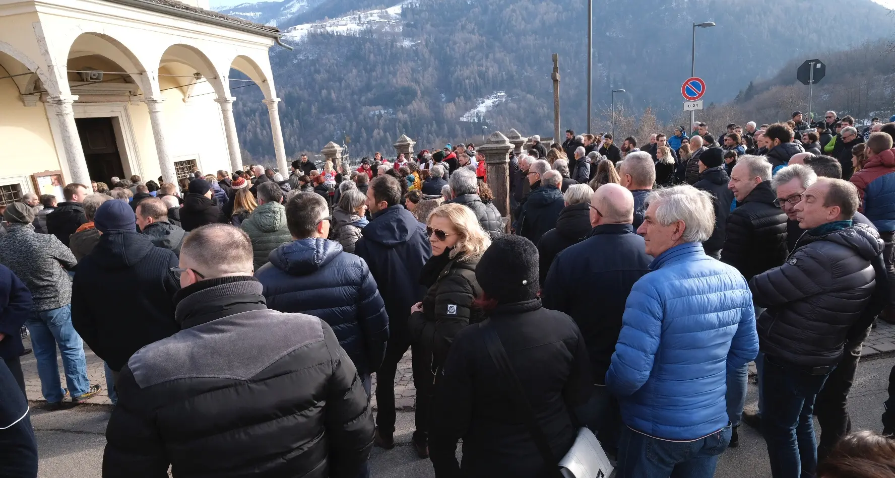 Oltre mille persone a Viarago per dare l’addio ad Arianna Sittoni: “Non ti dimenticheremo mai”