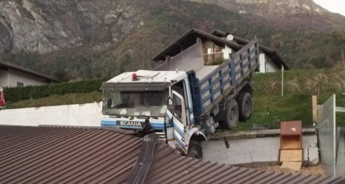 Paura a Stenico, camion fuori strada: in bilico sopra un cortile