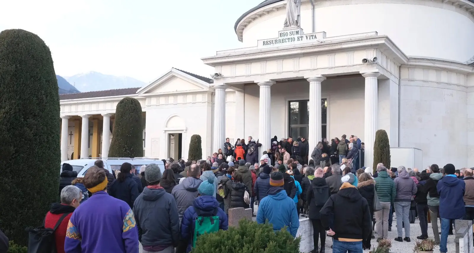 \"Addio Faina\", folla e commozione ai funerali di Stefano Faes al cimitero di Trento