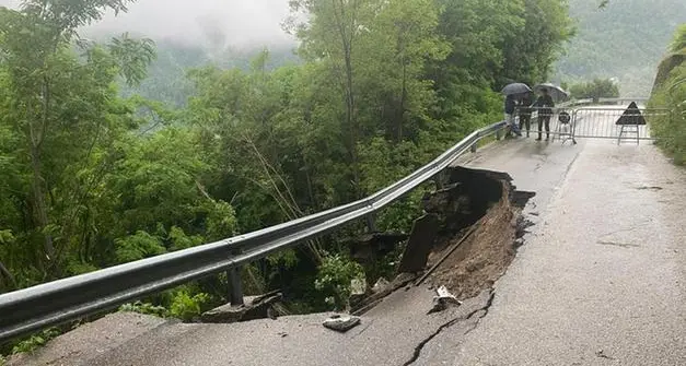 Chiusa fino a fine agosto la strada di Viarago distrutta dal maltempo: stimati 360mila euro di danni