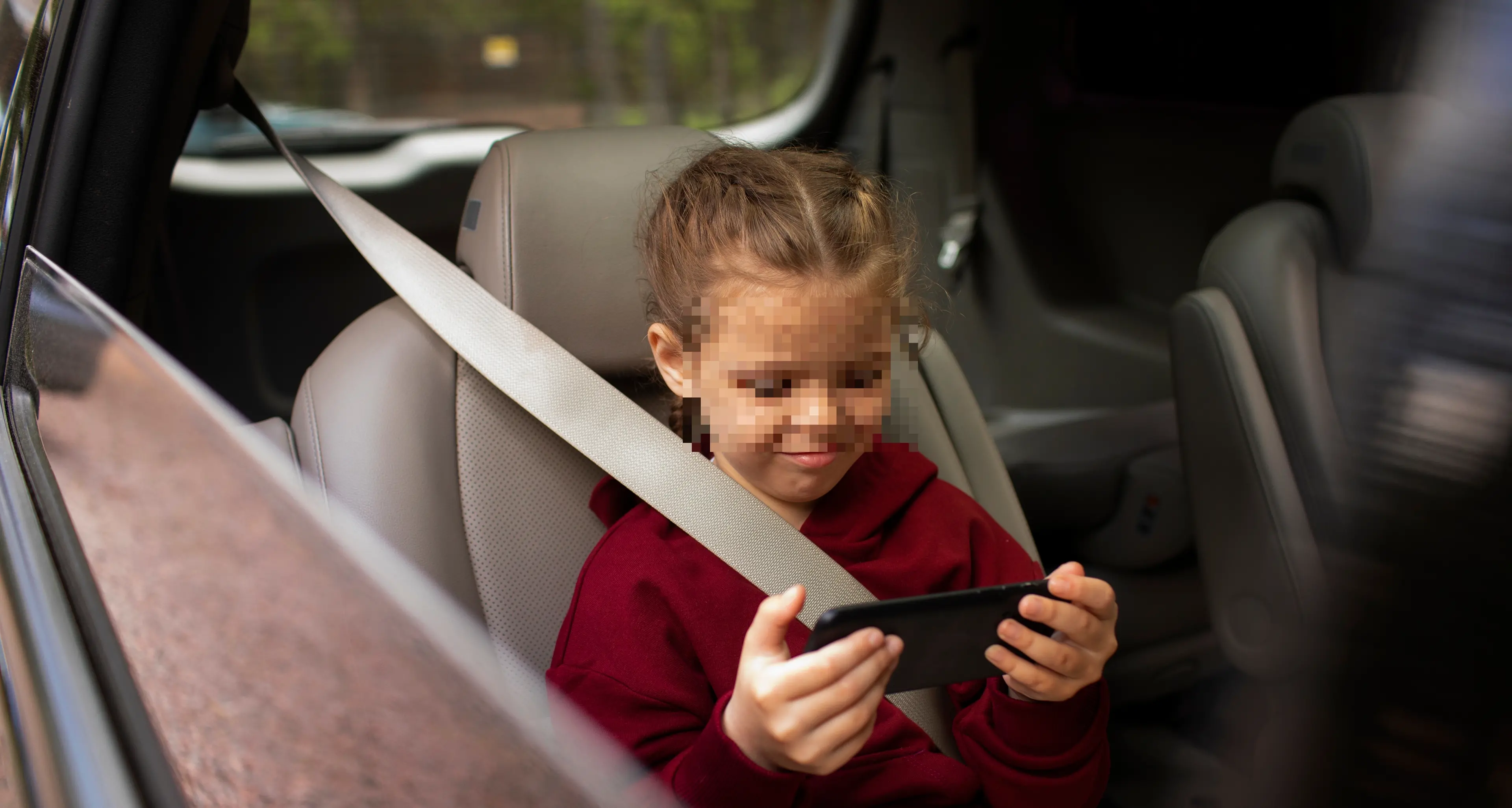 Lascia la figlia di due anni in auto per giocare alle slot: madre dal giudice per abbandono di minore