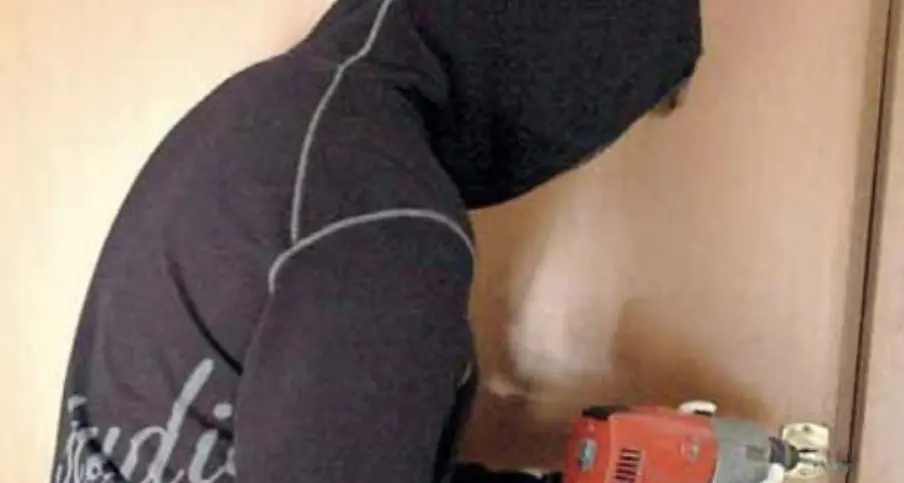 Si trova faccia a faccia con i ladri e li fa scappare: “Si sono giustificati dicendo che erano costretti a farlo”