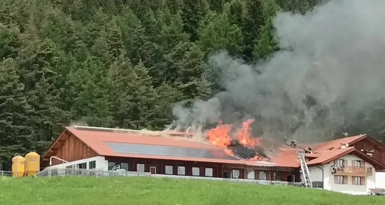 Daiano, incendio al tetto della stalla di maso Pozzal, intervento in corso dei vigili del fuoco