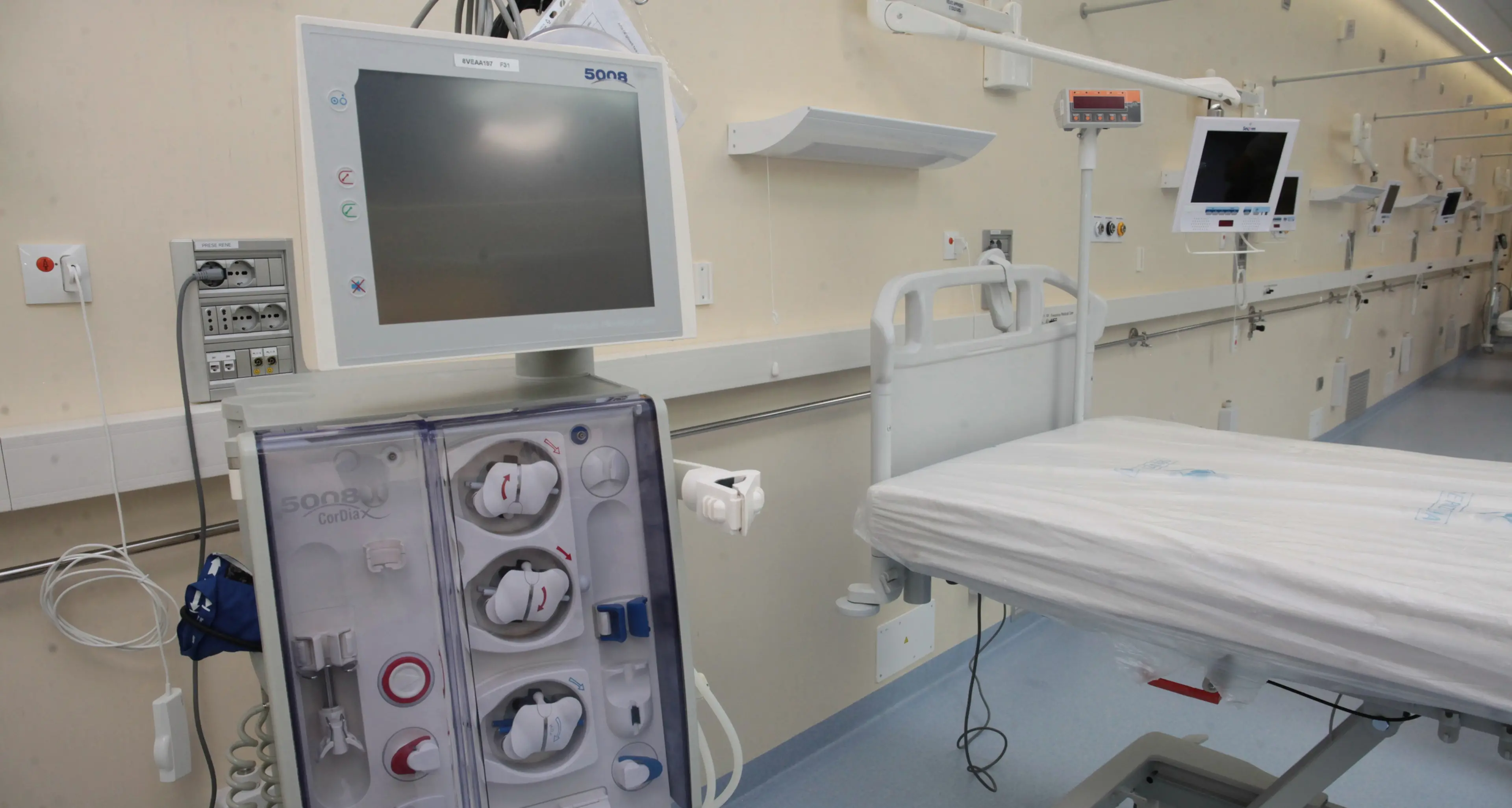Troppi sanitari «no green pass», l’ospedale di Rovereto deve chiudere il centro Dialisi tre pomeriggi a settimana