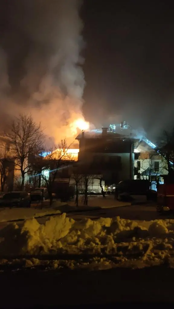 Dimaro, le fiamme avvolgono il tetto di un'abitazione a Carciato