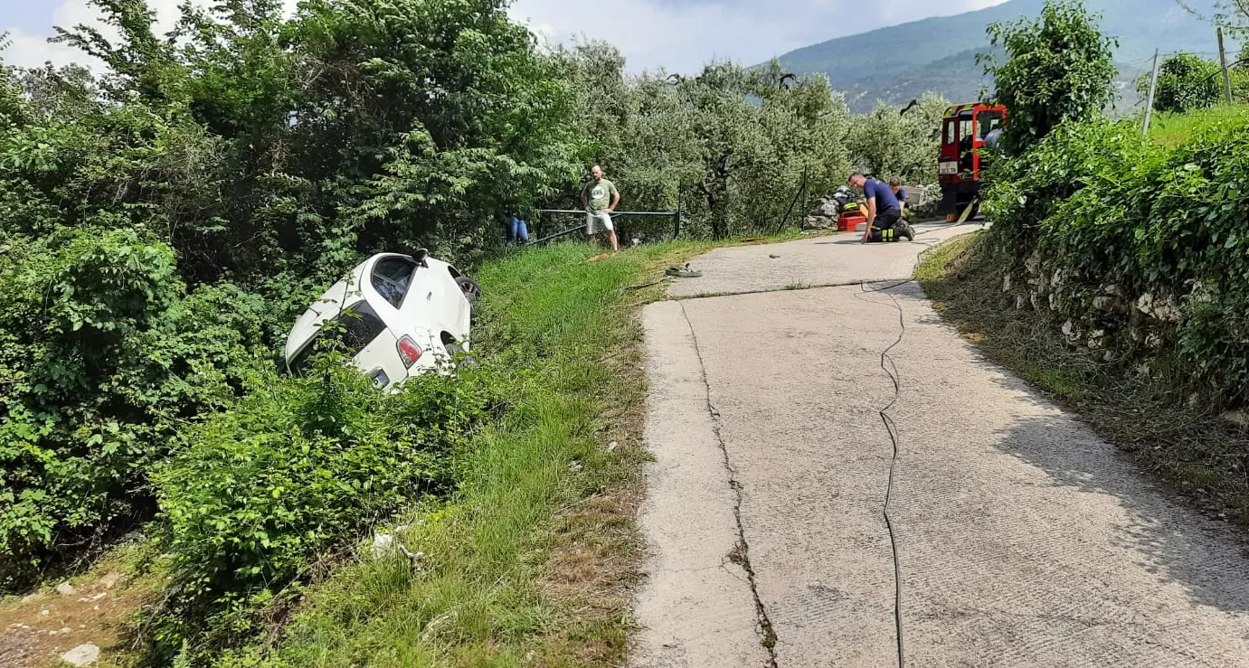 Auto fuori strada, in bilico sul ciglio: i pompieri di Dro lavorano due ore per liberarla