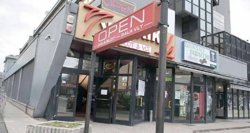 Gioca le slot e tenta la rapina aggredendo con lo spray urticante un dipendente