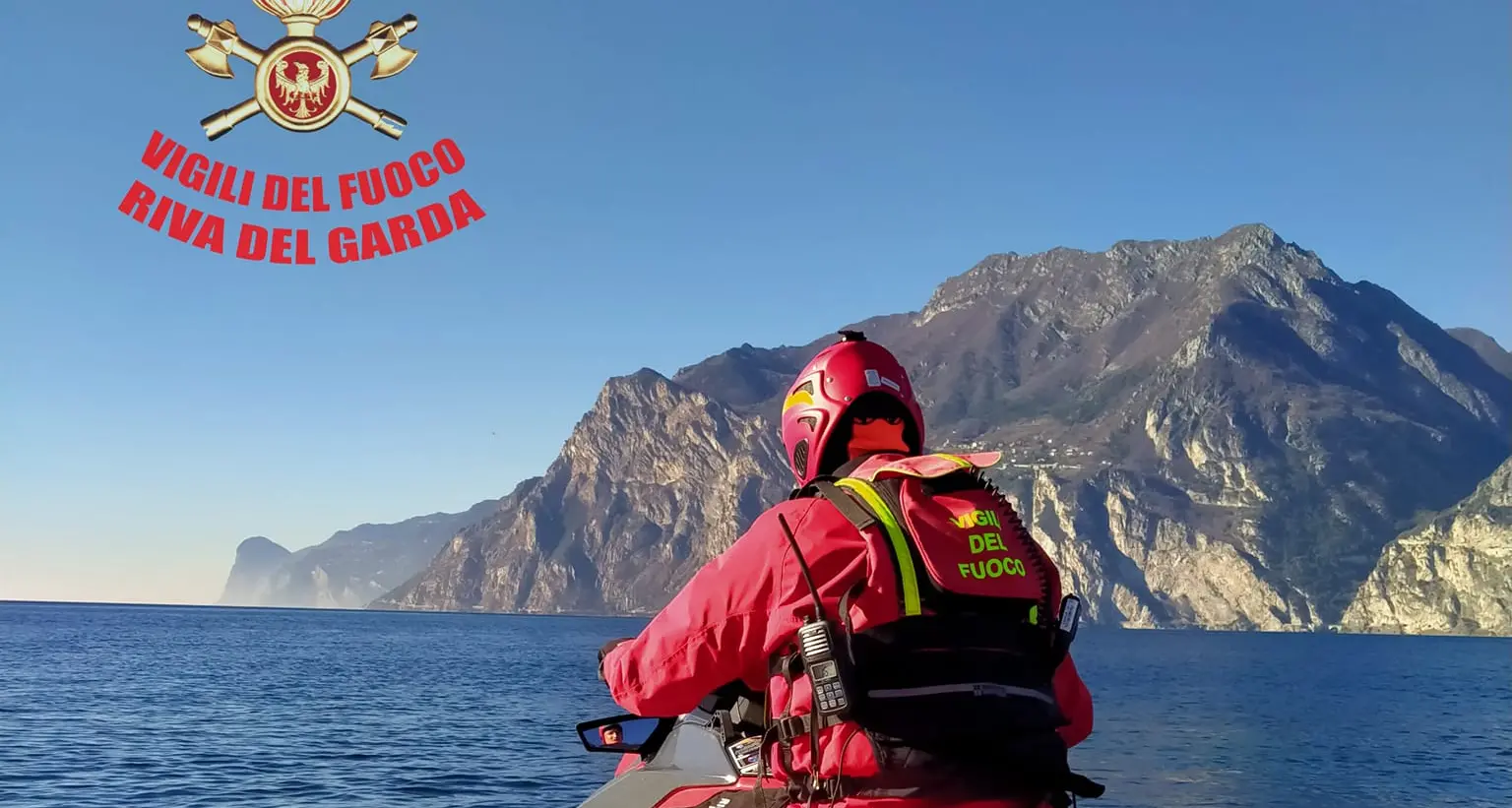 Velista in difficoltà sul lago di Garda a causa del vento: evitata l'ipotermia grazie ai vigili del fuoco di Riva