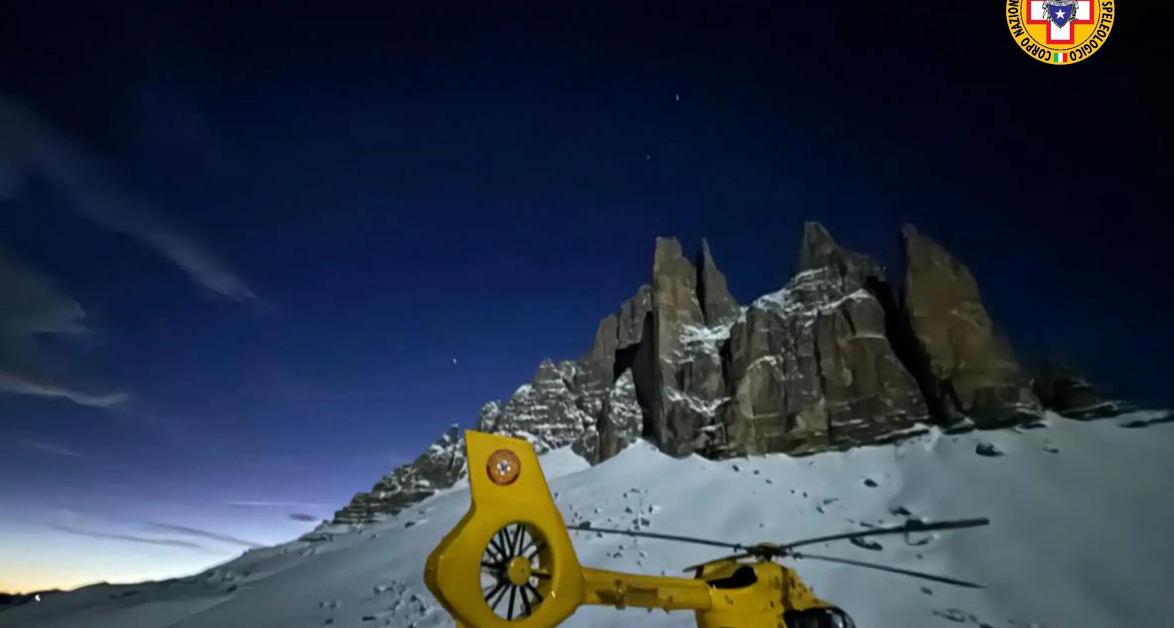 Si toglie gli scarponi nella neve, ne perde uno: salvato dal Soccorso Alpino con il piede congelato