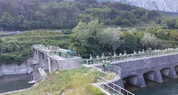 Riprese all’alba le ricerche del 24enne che non è più riemerso dalle acque del Sarca, sul posto anche i suoi parenti