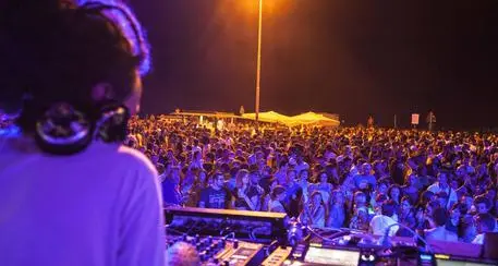 Più di mille giovani a ballare, chiusa una discoteca a Rimini