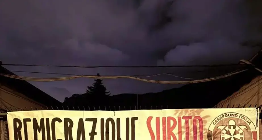 Lo striscione shock di CasaPound alla Residenza Fersina: «Remigrazione subito»