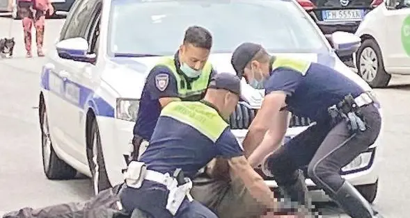 Merano, folle aggressione ai vigili urbani durante un controllo: 10 mesi di reclusione