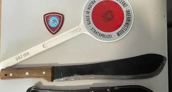 Si presenta alla visita medica in ospedale con un machete: arrestato un bolzanino di 55 anni