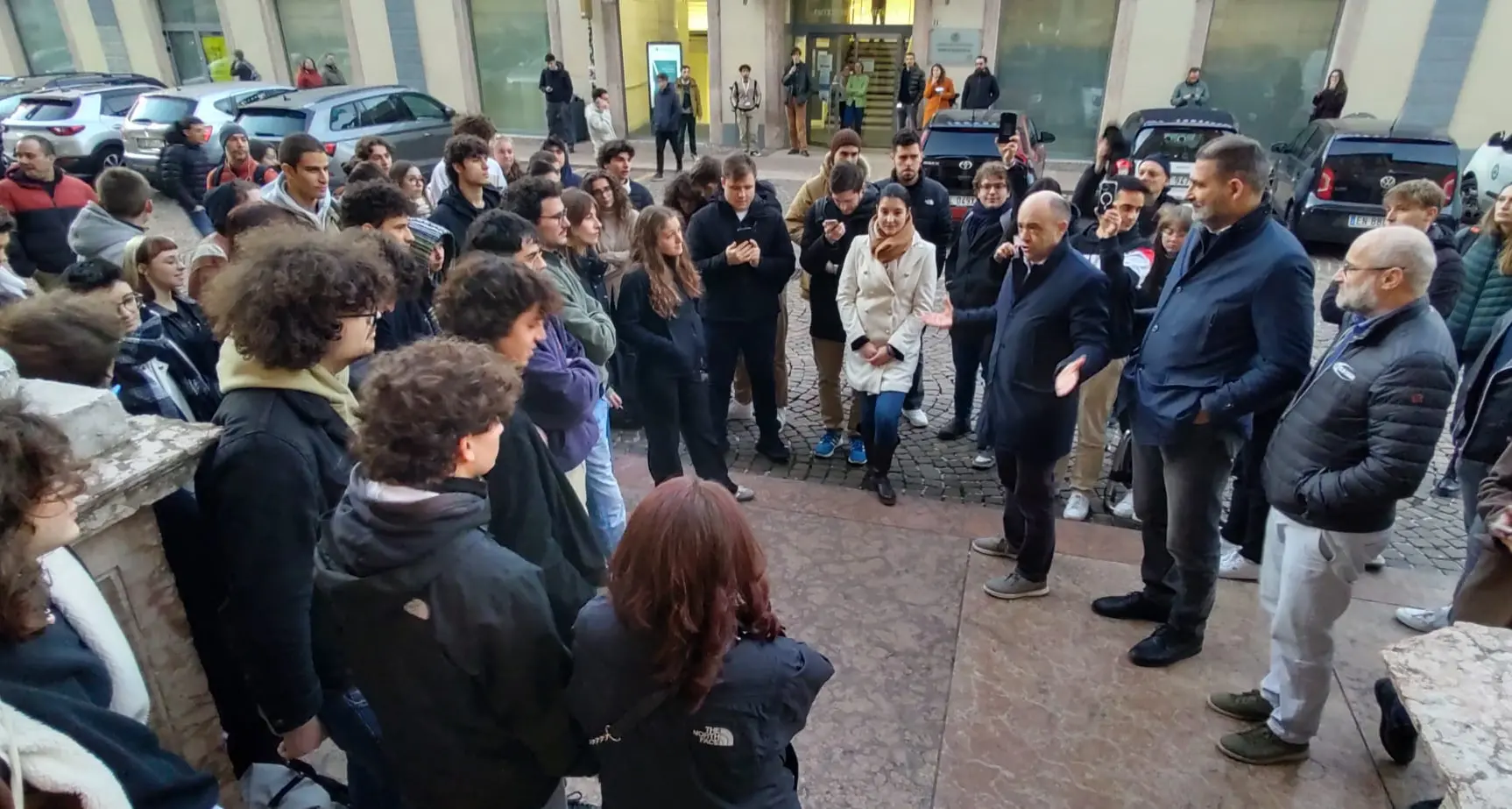 Tensione davanti a Sociologia: gli studenti di Azione universitaria bloccati dai membri di un collettivo