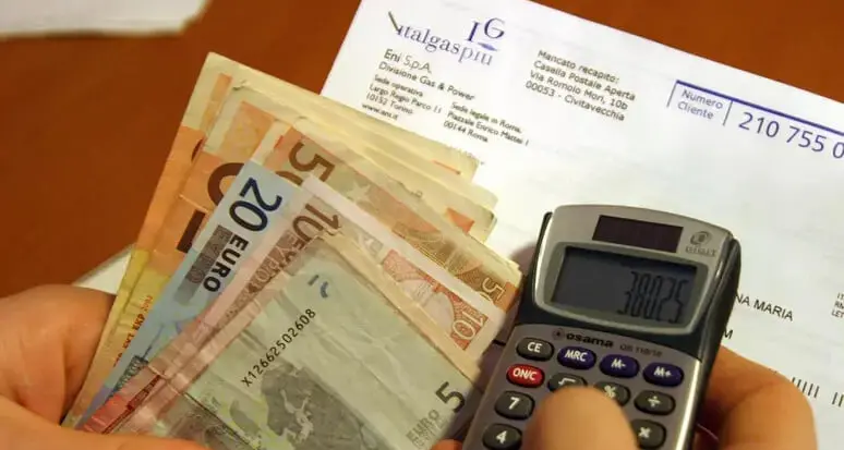 Assoutenti: \"Il 2026 si apre con una stangata da 900 milioni sui consumatori\"