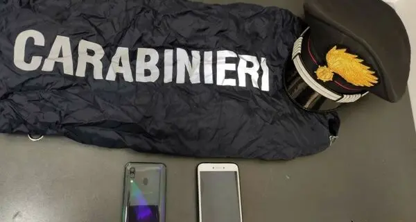 Litiga con la ragazza e le porta via il cellulare, bloccato dai carabinieri sulla corriera per la Val di Non, denunciato per furto