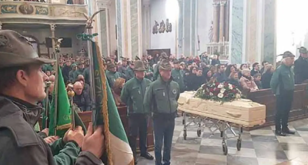 Il commovente addio a Giancarlo Rosa, presidente di Asia e degli alpini