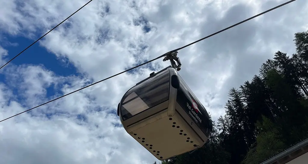 Cade per una 60ina di metri dalla funivia Seceda in val Gardena, la vittima è Mirco Balzano