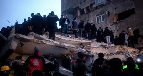Forte terremoto tra Turchia e Siria: oltre 185 i morti, più di 700 feriti