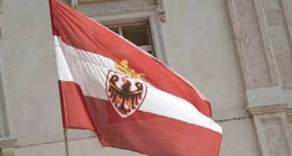 Autonomia, la Provincia di Trento stanzia ventimila euro per le bandiere