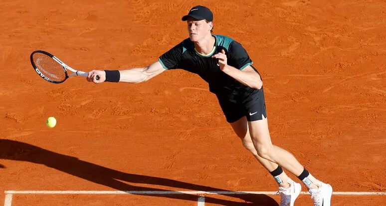 Montecarlo: Sinner sfiora la finale, poi si fa male e perde contro Tsitsipas